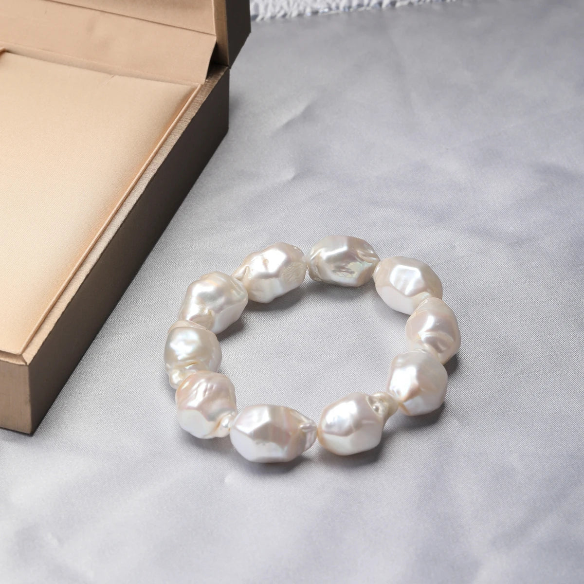 Natural Freshwater Irregular Colorful Bright White Baroque Pearl Bracelet with Elastic Rope That Can Be Adjusted in Size Freely