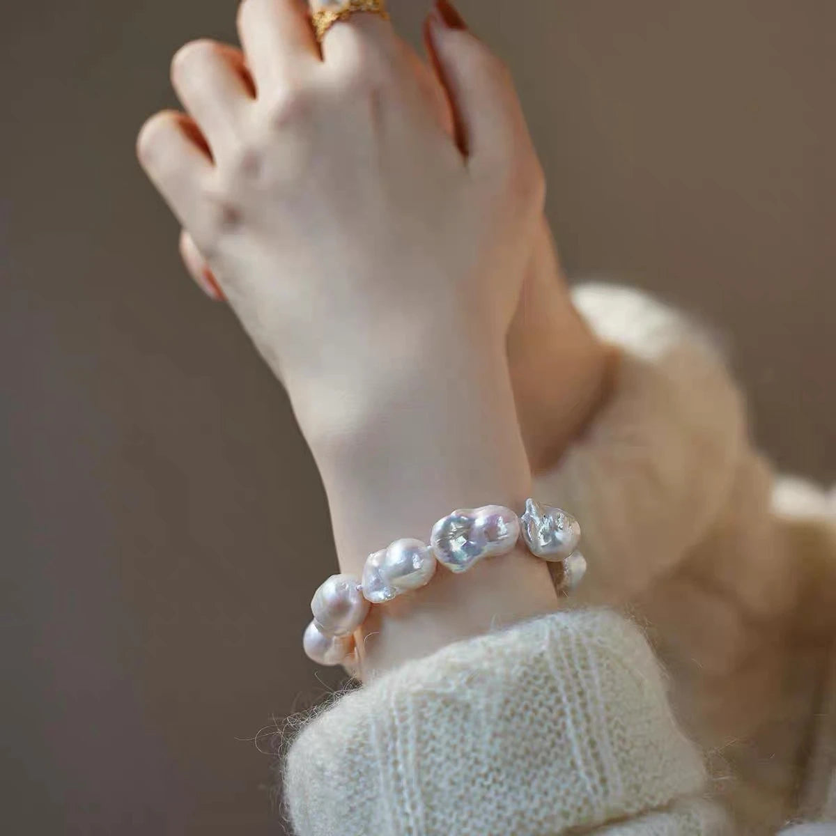Natural Freshwater Irregular Colorful Bright White Baroque Pearl Bracelet with Elastic Rope That Can Be Adjusted in Size Freely