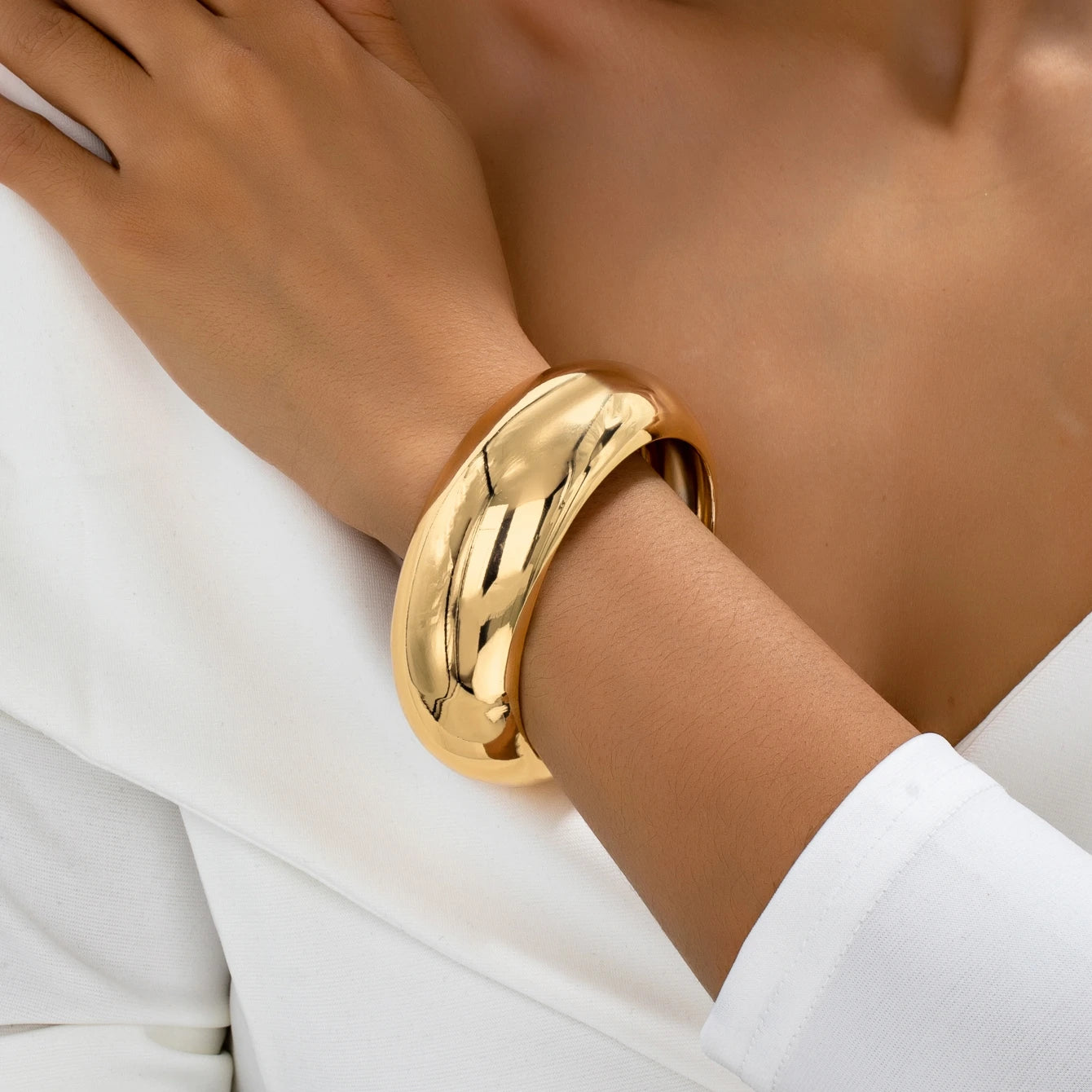 A Women's Bracelet, Wide, Simple, Smooth and Fashionable Bracelet, Suitable for Daily Wear and Vacation Wear