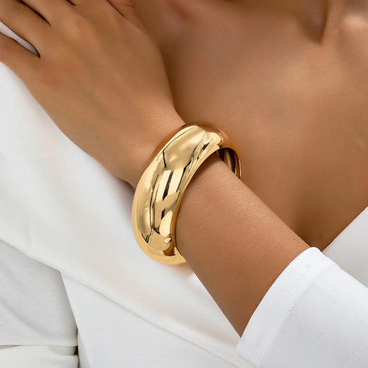 A Women's Bracelet, Wide, Simple, Smooth and Fashionable Bracelet, Suitable for Daily Wear and Vacation Wear