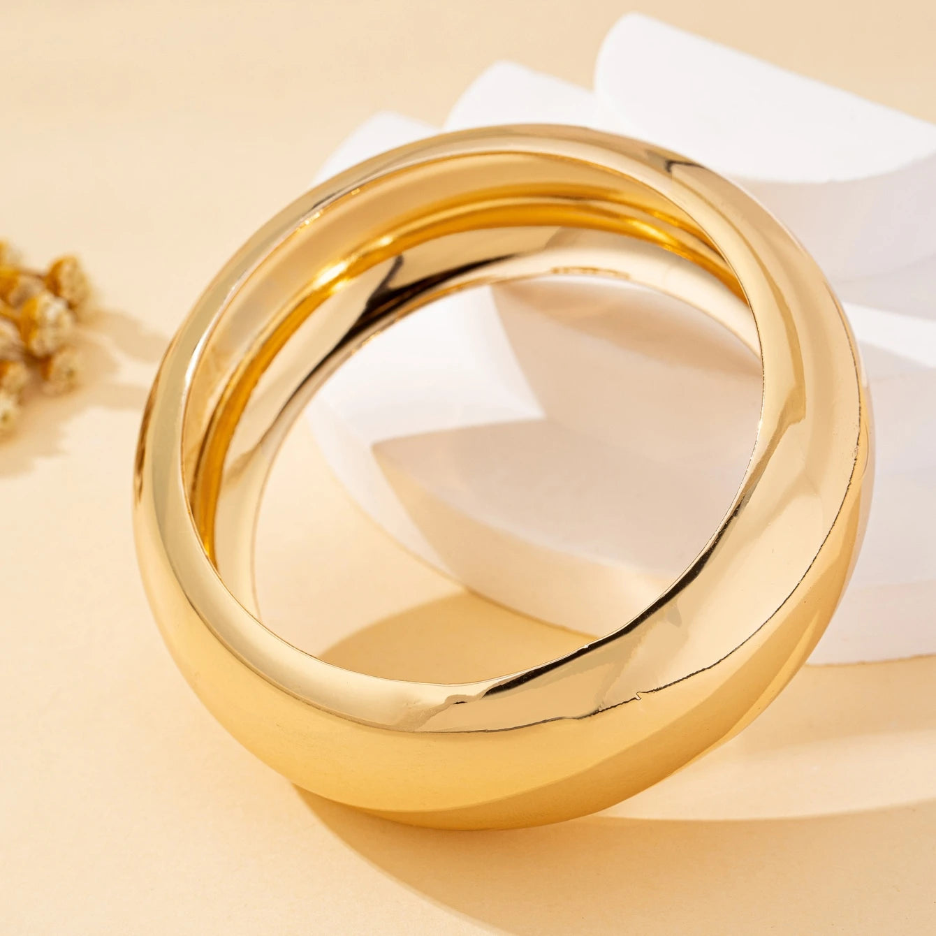 A Women's Bracelet, Wide, Simple, Smooth and Fashionable Bracelet, Suitable for Daily Wear and Vacation Wear