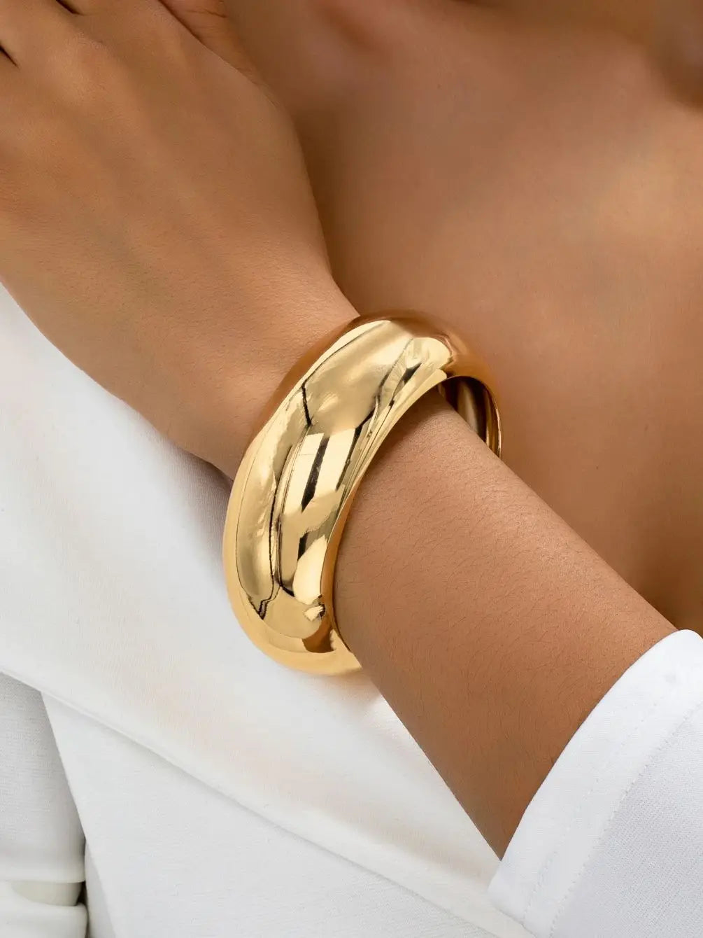 A Women's Bracelet, Wide, Simple, Smooth and Fashionable Bracelet, Suitable for Daily Wear and Vacation Wear