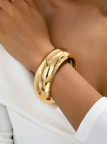 A Women's Bracelet, Wide, Simple, Smooth and Fashionable Bracelet, Suitable for Daily Wear and Vacation Wear