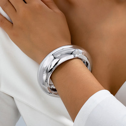 A Women's Bracelet, Wide, Simple, Smooth and Fashionable Bracelet, Suitable for Daily Wear and Vacation Wear
